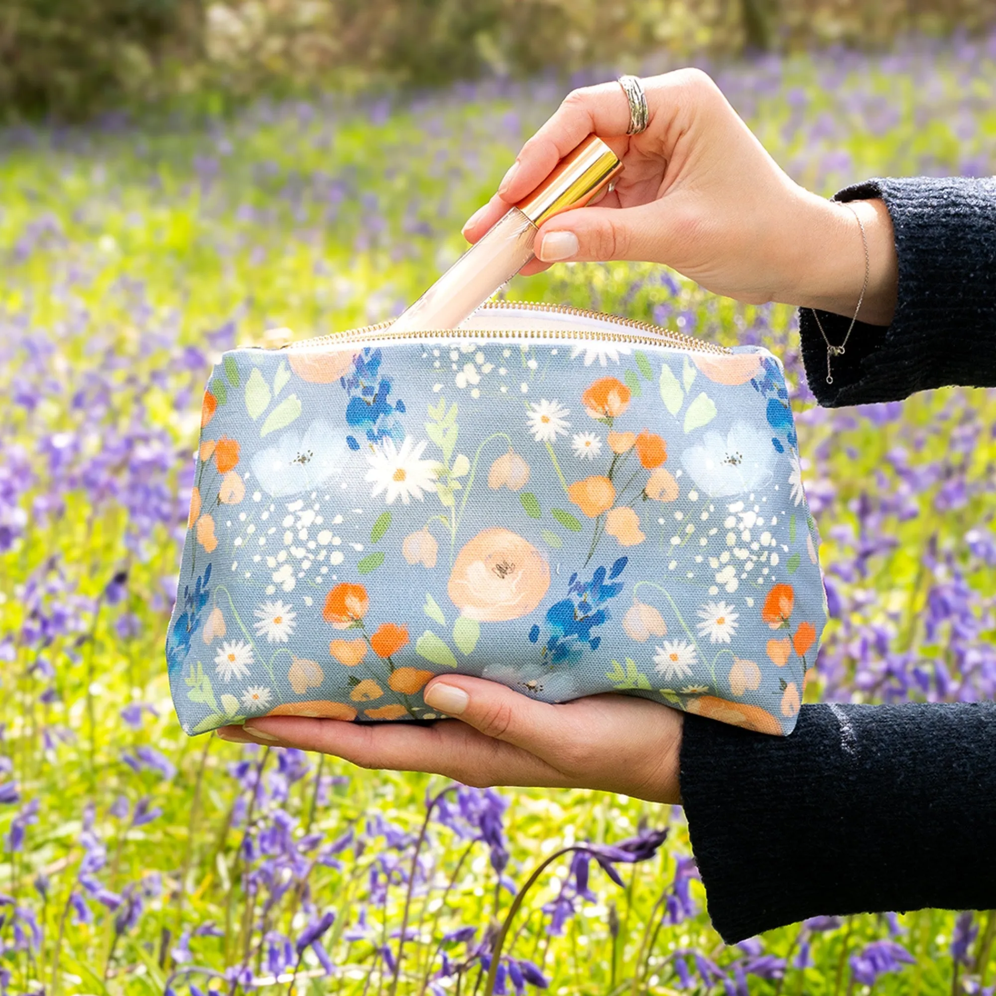 Cosmetic Bags*Whistlefish Blue Meadows Navy Wash Bag